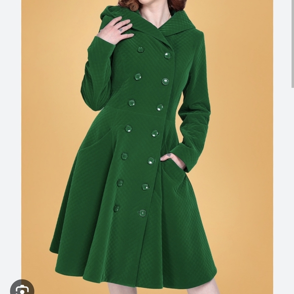 Collectif London 50s Heather Quilted Velvet Swing Coat in Green - Picture 1 of 6